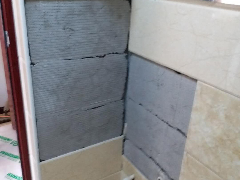 墻面瓷磚脫落修補：首先將脫落的磚四周用裁紙刀的刀背咔嚓一遍，將勾縫劑或水泥等附著物清理掉，漏出瓷磚的原邊。同時需要清理的，還有墻上與脫落瓷磚相連的瓷磚邊緣。當然，用刀刃也可以，但比較毀刀片。然后用稍微潮濕的抹布擦干凈瓷磚背面的浮灰，最好用鋼絲球來刷一遍瓷磚背面再擦，目的是去掉可能存在的脫模劑。接著就是清理墻面的水泥砂漿層，將松動的碎塊去掉，然后也整體用抹布擦一遍。將玻璃膠用裁紙刀切掉密封出口，如果有槍嘴就擰上槍嘴，沒有也可以直接用。如果墻上的水泥砂漿四周有縫隙，可在縫隙內(nèi)也擠些玻璃膠，這樣可以連接那些沒掉的瓷磚，防止附近的瓷磚將來也脫落。然后將這背面抹膠的瓷磚貼回原處，磚與磚之間插上牙簽來留縫隙。再用手指抹玻璃膠到磚與磚之間的縫隙里。