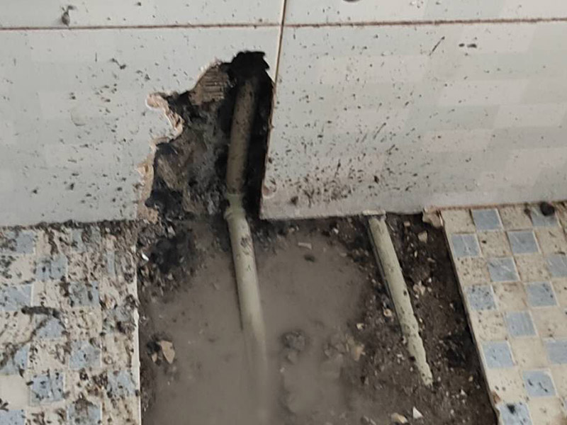 衛(wèi)生間地面貼磚:先選材料，將水泥與少量建筑膠混合拌勻，做成粘貼劑。把粘貼劑用鏟刀鏟到地面刮平后將瓷磚鋪上，再用鏟刀壓實(shí)，這樣自上而下或自左而右的一排排粘貼即可。全部鋪完后，用白水泥漿美縫，把瓷磚間的間隙填實(shí)，這樣就完成了