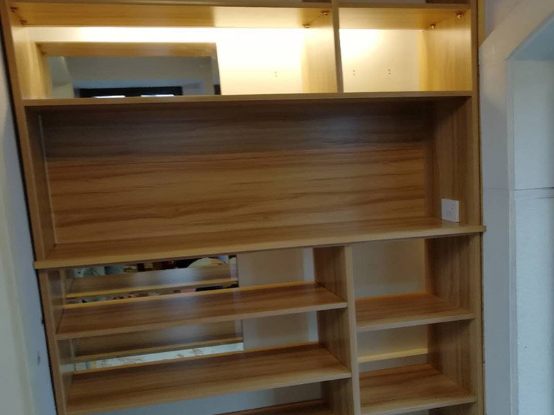 鞋柜現(xiàn)場(chǎng)安裝：方法有三種，一是，找會(huì)的朋友，二是，請(qǐng)師傅，三是自己裝，一般簡(jiǎn)易一點(diǎn)的是可以自己裝的，但是設(shè)計(jì)比較復(fù)雜的鞋柜就得找專業(yè)的師傅了，特別是價(jià)格相對(duì)昂貴的材質(zhì)做的鞋柜，為了避免安裝過(guò)程中有破壞性的行為發(fā)生，就應(yīng)該找專業(yè)安裝鞋柜的師傅。