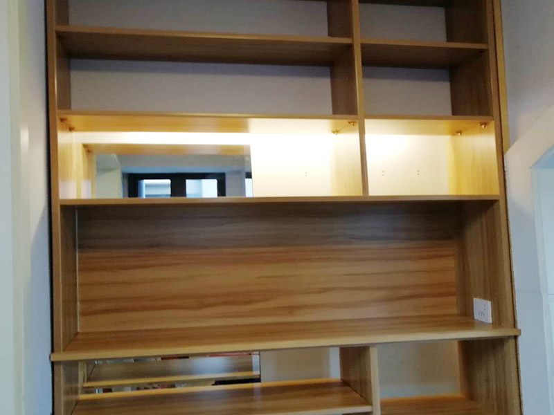 鞋柜現(xiàn)場(chǎng)安裝：方法有三種，一是，找會(huì)的朋友，二是，請(qǐng)師傅，三是自己裝，一般簡(jiǎn)易一點(diǎn)的是可以自己裝的，但是設(shè)計(jì)比較復(fù)雜的鞋柜就得找專業(yè)的師傅了，特別是價(jià)格相對(duì)昂貴的材質(zhì)做的鞋柜，為了避免安裝過(guò)程中有破壞性的行為發(fā)生，就應(yīng)該找專業(yè)安裝鞋柜的師傅。