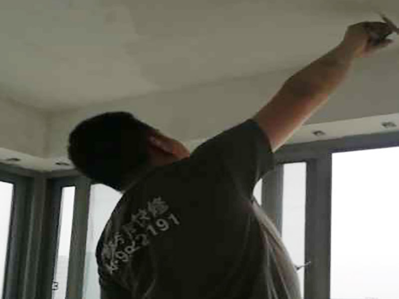 陽臺頂面修補膩子：刮膩子對不同的墻體有著不同的要求，像比較常見的混凝土的墻面，會出現(xiàn)一些氣孔與鼓起的現(xiàn)象，所以就要先把墻面修平整掉，磨平凸起處，填補凹陷處。如果是預制混凝土的墻面，那么它的表面層就會有一些砂礫與疙瘩的現(xiàn)象，這個時候就需要專業(yè)的施工人員，使用用鋼絲刷把墻面整體的刷一遍。 基層做好處理后，墻面還是會有一些凹陷的地方，這個時候就可以用石膏膩子來補平。將石膏膩子壓實凹陷處，橫抹豎起的地方再重新刮一遍，這樣來確保墻面的平整。 墻面上可能會有油污等這些東西，所以需要涂刷一下火堿水溶液，不過在涂刷時一定要注意，一邊涂刷一邊就要拿清水清洗墻面，這樣不僅可以加快一點速度，而且效果也好。 刮膩子之前，噴刷一遍粘結劑，就可以開始刮膩子了。在刮膩子的時候注意，避免留下浮膩子以及刮痕，防止膩子上沾上灰塵、砂礫等雜物，然后按照規(guī)范刮就可以了。