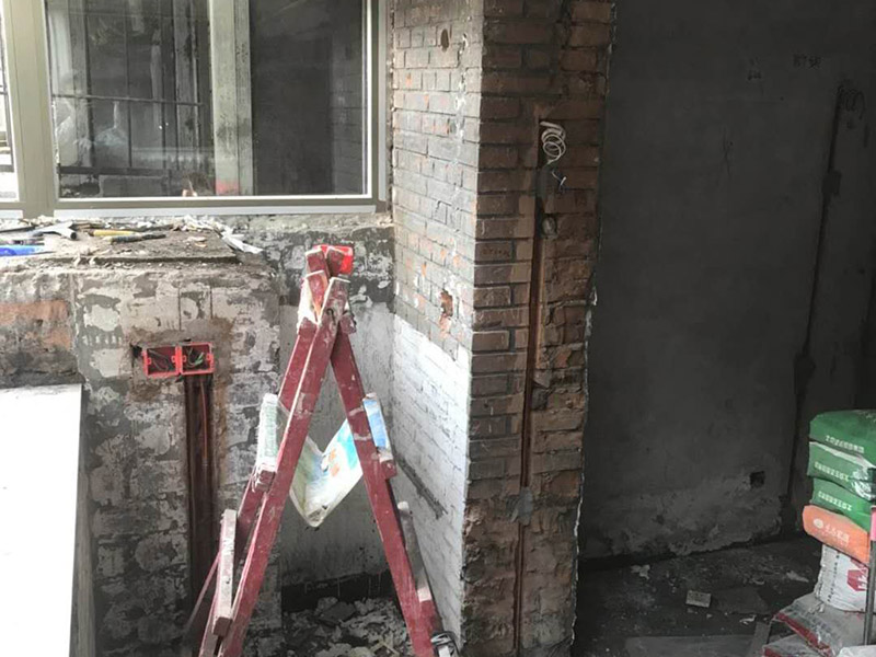 陽(yáng)臺(tái)電路改造：施工之前，首先要繪制電路布線(xiàn)圖，通常設(shè)計(jì)師都會(huì)提供相應(yīng)的圖紙，布線(xiàn)圖是電路改造的基礎(chǔ)，整個(gè)空間的電路管線(xiàn)位置必須按照布線(xiàn)圖的設(shè)計(jì)嚴(yán)格執(zhí)行。根據(jù)布線(xiàn)圖的要求，經(jīng)過(guò)精細(xì)測(cè)量，確定管線(xiàn)走向、標(biāo)高和開(kāi)關(guān)、插座、燈具等設(shè)備的位置，并用墨盒線(xiàn)進(jìn)行表示。 最后，確定主要電器的位置嗎，并在相應(yīng)位置上做好標(biāo)記，電器定位主要需要注意空調(diào)定位、排氣扇、熱水器的定位，電視、電話(huà)、網(wǎng)線(xiàn)的定位。