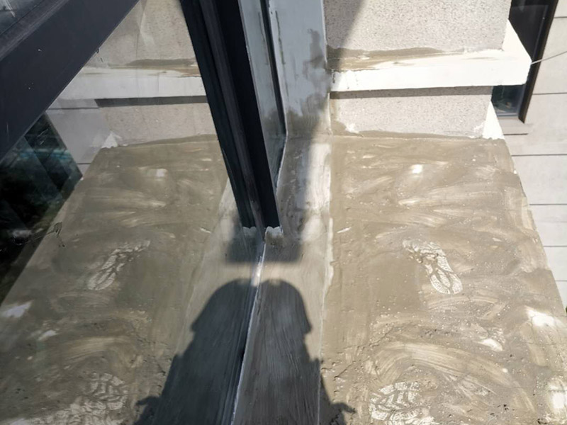 窗戶外墻防水維修:首先在對(duì)防水墻處理的時(shí)候一定要對(duì)墻體進(jìn)行檢查，看一看墻體有什么裂縫，或者不均勻的地方，這些地方需要處理過(guò)后才能對(duì)墻體進(jìn)行防水處理。嚴(yán)禁在墻面上留下空，裂縫，凹凸不平等問(wèn)題，而且在外部進(jìn)入室內(nèi)的管子穿過(guò)墻體的也要做好密封性。找平層施工應(yīng)該注意以下注意事項(xiàng)。 ⑴砂漿應(yīng)嚴(yán)格按配比進(jìn)行，嚴(yán)格計(jì)量，控制水灰比，嚴(yán)禁施工過(guò)程中隨意摻水； ⑵對(duì)抹灰砂漿應(yīng)分層抹灰，尤其是高層建筑，局部外墻抹灰較厚，這就需要進(jìn)行分層批灰，每層抹灰厚度不應(yīng)超過(guò)2㎝，如厚度過(guò)大，在分層處應(yīng)設(shè)鋼絲網(wǎng)； ⑶批灰砂漿可用聚合物防水砂漿； ⑷外墻抹灰腳手架拉接筋等，應(yīng)切割后，喇叭口抹實(shí)壓平，定漿后，可用鐵抹子切成反搓，然后再刷一道素水泥漿。