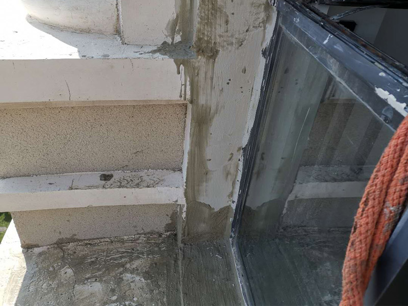 窗戶外墻防水維修:首先在對(duì)防水墻處理的時(shí)候一定要對(duì)墻體進(jìn)行檢查，看一看墻體有什么裂縫，或者不均勻的地方，這些地方需要處理過(guò)后才能對(duì)墻體進(jìn)行防水處理。嚴(yán)禁在墻面上留下空，裂縫，凹凸不平等問(wèn)題，而且在外部進(jìn)入室內(nèi)的管子穿過(guò)墻體的也要做好密封性。找平層施工應(yīng)該注意以下注意事項(xiàng)。 ⑴砂漿應(yīng)嚴(yán)格按配比進(jìn)行，嚴(yán)格計(jì)量，控制水灰比，嚴(yán)禁施工過(guò)程中隨意摻水； ⑵對(duì)抹灰砂漿應(yīng)分層抹灰，尤其是高層建筑，局部外墻抹灰較厚，這就需要進(jìn)行分層批灰，每層抹灰厚度不應(yīng)超過(guò)2㎝，如厚度過(guò)大，在分層處應(yīng)設(shè)鋼絲網(wǎng)； ⑶批灰砂漿可用聚合物防水砂漿； ⑷外墻抹灰腳手架拉接筋等，應(yīng)切割后，喇叭口抹實(shí)壓平，定漿后，可用鐵抹子切成反搓，然后再刷一道素水泥漿。