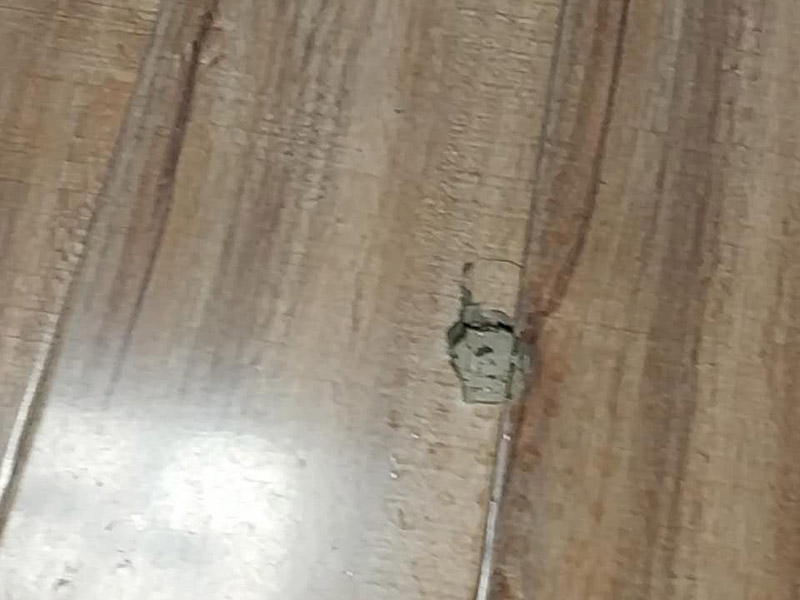 地板修復(fù)維修:一種是漆面修復(fù);一種是局部破壞，重裝修復(fù);另外一種是整體重裝修復(fù)。這些修復(fù)方式各有利弊，選擇時(shí)要區(qū)別對(duì)待，除了重新鋪裝，但比較耗時(shí)、耗力以外，任何一種修復(fù)方式都不能使地板或地磚恢復(fù)如初。 可以用有新榫頭小片地板在接口上來(lái)回滑動(dòng)，找出殘留膠跡并清除，以保證修復(fù)后的地板美觀(guān)，同樣需要注意的是不要損壞周?chē)拈静?接下來(lái)處理新地板，鋸掉新地板槽口一邊的下半部分并清理干凈整個(gè)榫槽，注意預(yù)留一些空間，因外涂抹膠水后會(huì)占用一定的空間;最后將新地板安裝到需要替換的位置，將原四周地板榫頭涂滿(mǎn)膠水，并在新地板榫槽處也施上膠水，然后放在起下廢板塊的空隙處，先將長(zhǎng)邊榫舌與短邊榫舌的一角嵌入原四周地板的槽口邊，再用手按下槽口一邊，并墊木塊以專(zhuān)用工具輕輕砸入，注意安裝前先比一下長(zhǎng)度是否一致，如果新板長(zhǎng)了，可以修短一點(diǎn)，短了就只有拆裝整條地板了。