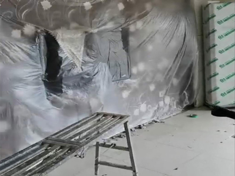 客廳地磚拆除翻新:首先我們應(yīng)查看原有磚的現(xiàn)狀，若出現(xiàn)局部破損、出現(xiàn)多處發(fā)出咚咚聲或掉落、嚴(yán)重污跡，針對(duì)這樣的情況我們必須拆除更換，因?yàn)楹?jiǎn)單的去修補(bǔ)達(dá)不到好的效果了，因?yàn)槿绻阒幌霌Q其中的幾塊磚，很難選到顏色、型號(hào)和款式一致的地磚。