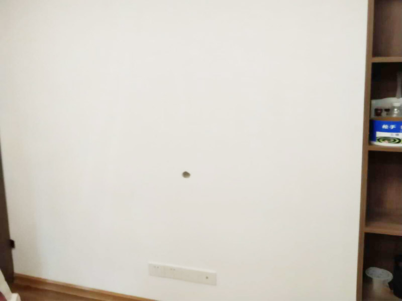 電視背景墻裝修：首先需要量背景墻的尺寸，然后記錄下來，可以去網(wǎng)上或者實體店購買墻布。要注意尺寸要留有余地，才能進行處理。要對貼墻布的墻面先進行處理，墻面如果是剛做好的水泥漆，干了就可以操作。如果是普通的墻面，需要先做基膜。把購買來的墻布展開，然后站到梯椅上，把墻布對角貼上去。要注意張貼的平整，不能一邊高一邊低。用手按壓住墻布，然后用刮片把墻布刮平。刮角落的時候，要注意用力刮平，不要有褶皺或者翹角。墻布刮好后，要用鋒利的刀片，進行修邊處理，電線孔也要用刀片割開。修邊好后，也要用刮片再刮一遍。裁剪邊框的墻紙，按照同樣步驟張貼。張貼好后，用布擦一下，防止膠水沾住。查看張貼效果，關(guān)上窗戶。