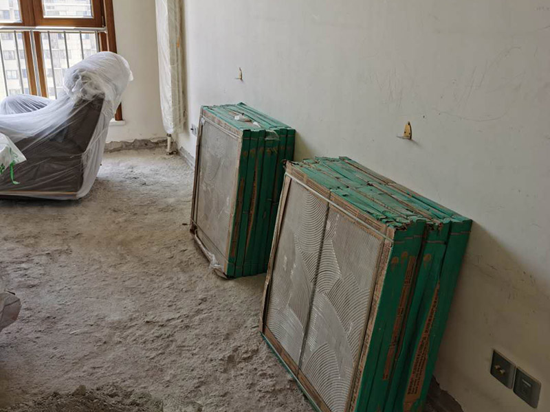 客廳瓷磚鋪貼:鋪貼前，先將所鋪平面表面的塵土、雜物等徹底清掃干凈，平面不能有空鼓、開裂和起砂等現(xiàn)象，如果存在這些現(xiàn)象，要先進(jìn)行修復(fù)處理，在鋪設(shè)瓷磚。鋪設(shè)地磚施工前，要先在地面彈出十字線，從而控制地磚分隔尺寸。然后要選用1:3干硬性水泥砂漿，砂漿的厚度要在25mm左右。把瓷磚按照要求放在水泥砂漿上，用橡皮錘輕輕敲擊瓷磚的表面，直至瓷磚鋪貼平整。鋪貼完瓷磚后，要進(jìn)行勾縫處理，先清理干凈瓷磚縫隙里的雜質(zhì)，再用專用填縫劑進(jìn)行勾縫處理。