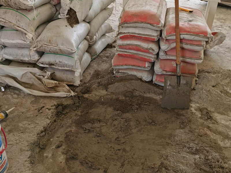 客廳瓷磚鋪貼:鋪貼前，先將所鋪平面表面的塵土、雜物等徹底清掃干凈，平面不能有空鼓、開裂和起砂等現(xiàn)象，如果存在這些現(xiàn)象，要先進(jìn)行修復(fù)處理，在鋪設(shè)瓷磚。鋪設(shè)地磚施工前，要先在地面彈出十字線，從而控制地磚分隔尺寸。然后要選用1:3干硬性水泥砂漿，砂漿的厚度要在25mm左右。把瓷磚按照要求放在水泥砂漿上，用橡皮錘輕輕敲擊瓷磚的表面，直至瓷磚鋪貼平整。鋪貼完瓷磚后，要進(jìn)行勾縫處理，先清理干凈瓷磚縫隙里的雜質(zhì)，再用專用填縫劑進(jìn)行勾縫處理。