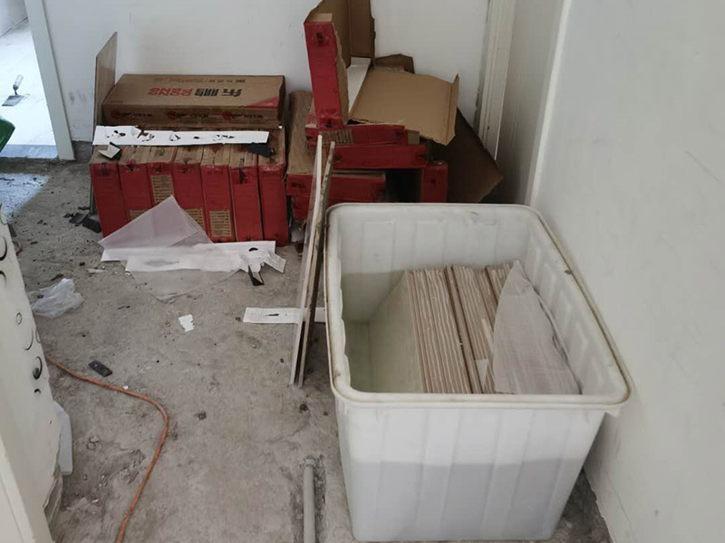 客廳瓷磚鋪貼:鋪貼前，先將所鋪平面表面的塵土、雜物等徹底清掃干凈，平面不能有空鼓、開裂和起砂等現(xiàn)象，如果存在這些現(xiàn)象，要先進(jìn)行修復(fù)處理，在鋪設(shè)瓷磚。鋪設(shè)地磚施工前，要先在地面彈出十字線，從而控制地磚分隔尺寸。然后要選用1:3干硬性水泥砂漿，砂漿的厚度要在25mm左右。把瓷磚按照要求放在水泥砂漿上，用橡皮錘輕輕敲擊瓷磚的表面，直至瓷磚鋪貼平整。鋪貼完瓷磚后，要進(jìn)行勾縫處理，先清理干凈瓷磚縫隙里的雜質(zhì)，再用專用填縫劑進(jìn)行勾縫處理。