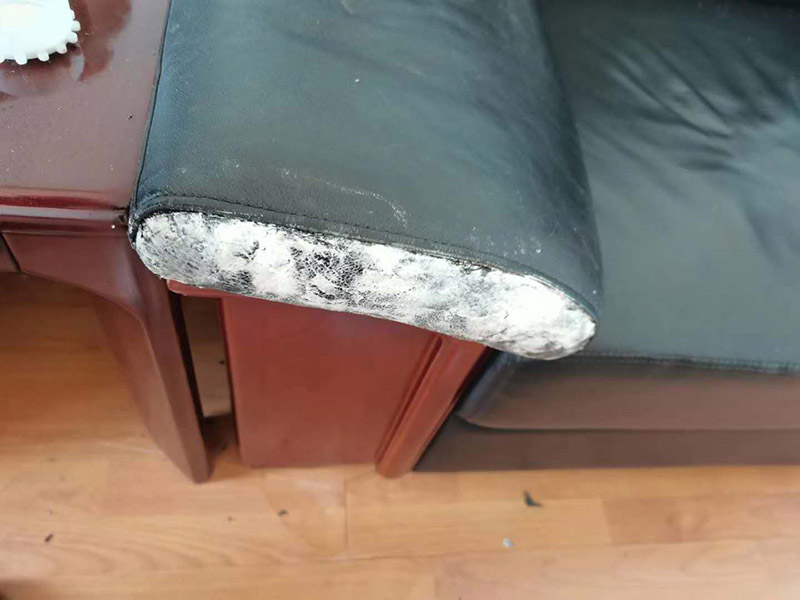 沙發(fā)修補(bǔ)磨損掉皮：首先先把它清算干凈，找出一塊與原沙發(fā)相似的無紡布，然后用膠水貼在底部。再用修補(bǔ)膏進(jìn)行填充，一般來講是需要兩、三次才能填平，而且每一次填平一次都需要干燥半小時(shí)擺布，填平后需要做紋路。 破損沒有掉皮，先將沙發(fā)清洗干凈，可以用皮革清洗劑，找出一塊與原沙發(fā)相似的無紡布，然后用膠水貼在底部。與完整破損不一樣，它只需填平一次就夠，而且不需要做紋路。