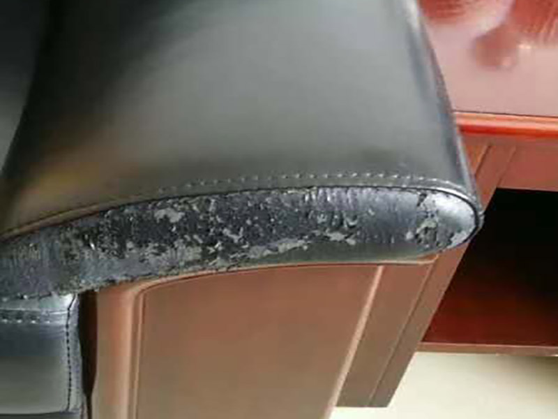 沙發(fā)修補(bǔ)磨損掉皮：首先先把它清算干凈，找出一塊與原沙發(fā)相似的無紡布，然后用膠水貼在底部。再用修補(bǔ)膏進(jìn)行填充，一般來講是需要兩、三次才能填平，而且每一次填平一次都需要干燥半小時(shí)擺布，填平后需要做紋路。 破損沒有掉皮，先將沙發(fā)清洗干凈，可以用皮革清洗劑，找出一塊與原沙發(fā)相似的無紡布，然后用膠水貼在底部。與完整破損不一樣，它只需填平一次就夠，而且不需要做紋路。