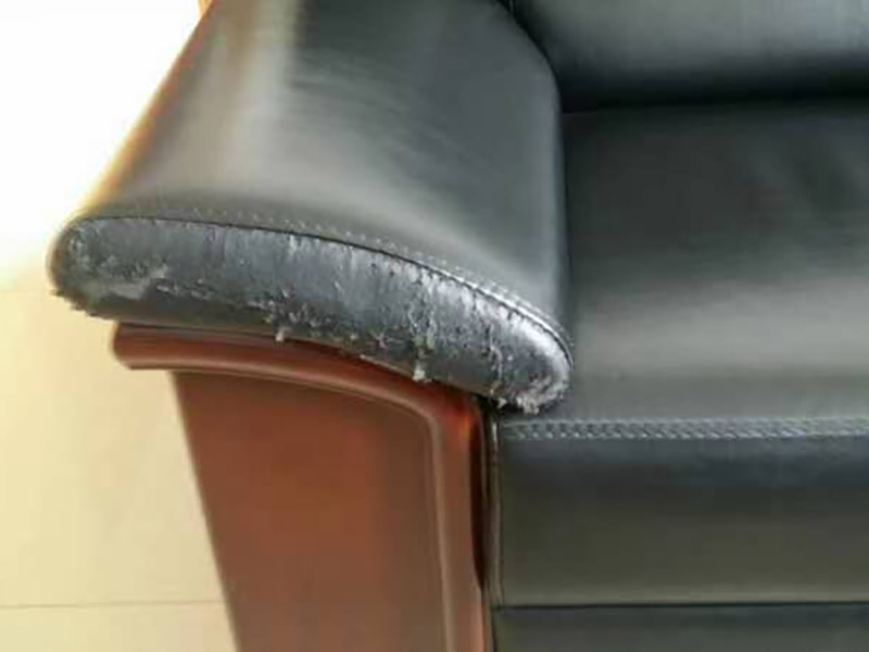 沙發(fā)修補(bǔ)磨損掉皮：首先先把它清算干凈，找出一塊與原沙發(fā)相似的無紡布，然后用膠水貼在底部。再用修補(bǔ)膏進(jìn)行填充，一般來講是需要兩、三次才能填平，而且每一次填平一次都需要干燥半小時(shí)擺布，填平后需要做紋路。 破損沒有掉皮，先將沙發(fā)清洗干凈，可以用皮革清洗劑，找出一塊與原沙發(fā)相似的無紡布，然后用膠水貼在底部。與完整破損不一樣，它只需填平一次就夠，而且不需要做紋路。