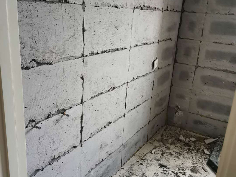 衛(wèi)生間拆除重裝：拆卸衛(wèi)生間用具，如洗手盆、鏡面、掛鉤、熱水器等，最后拆下天花板。根據(jù)施工隊(duì)伍的施工習(xí)慣，可以在磚塊敲擊所有墻壁之前均勻地移除衛(wèi)生間固定裝置，或者可以將磚塊穿插在磚塊中。 并非所有的衛(wèi)生器具都需要立即拆卸，并且在敲擊磚塊后留下馬桶的拆卸。為了避免在敲擊磚時掉落的瓷磚，排水管損壞，或者掉入排水管中導(dǎo)致結(jié)垢。但是，如果您需要保留馬桶，可以在施工前使用木板或堅(jiān)固的材料，并將其放在馬桶上以防止瓷磚掉落。 拆除衛(wèi)生間用具后，應(yīng)將外露的電線芯用絕緣膠帶捆扎，以免造成安全隱患，導(dǎo)致施工人員受到電擊傷害，或電池芯可能被水短路。