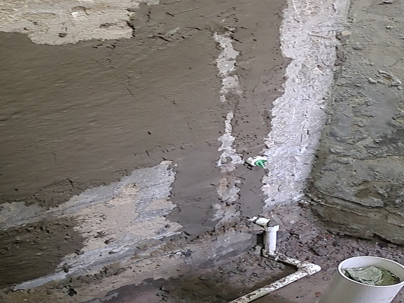 管道開(kāi)槽安裝墻面找平：開(kāi)槽必須十分規(guī)整，管路開(kāi)槽按要求必須是平行線與垂直線，槽的深度需要控制在4厘米，線槽開(kāi)好后施工負(fù)責(zé)人記好開(kāi)槽管路尺寸、位置，方便以后潔具安裝時(shí)知道管路的位置。
開(kāi)槽不能亂開(kāi)，不是所有墻都能開(kāi)槽，有些業(yè)主入住不到一年，房屋墻體就出現(xiàn)了裂縫，就是因?yàn)楹鷣y開(kāi)槽，所以一定要按照?qǐng)D紙先彈線。