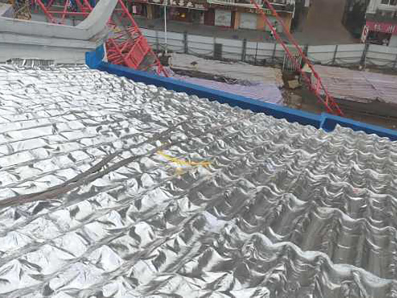 屋面防水處理：首先，用水泥砂漿找平，同時(shí)做好防水層和保護(hù)層，然后，檢查基層處理并進(jìn)行清理，要求不能有任何雜質(zhì)，且屋面必須保持干燥，否則會(huì)直接影響防水效果，最后，根據(jù)當(dāng)天的施工量配置相應(yīng)的瀝青，并參照從高到低、從遠(yuǎn)到近的順序，開(kāi)始鋪貼屋面防水卷材。