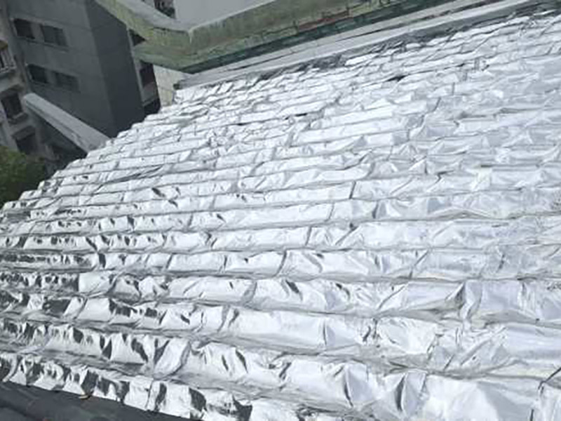 屋面防水處理：首先，用水泥砂漿找平，同時(shí)做好防水層和保護(hù)層，然后，檢查基層處理并進(jìn)行清理，要求不能有任何雜質(zhì)，且屋面必須保持干燥，否則會(huì)直接影響防水效果，最后，根據(jù)當(dāng)天的施工量配置相應(yīng)的瀝青，并參照從高到低、從遠(yuǎn)到近的順序，開(kāi)始鋪貼屋面防水卷材。