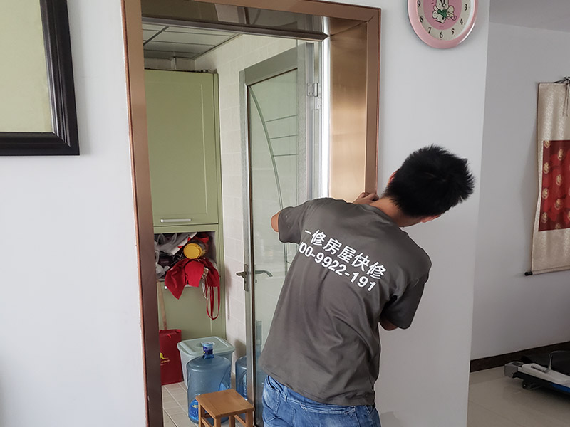 門窗變形漏風(fēng)怎么辦，久益一修專業(yè)門窗維修師傅一般怎樣處理