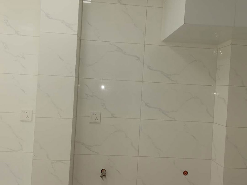 廚房櫥柜安裝維修：吊柜顧名思義是吊起來的柜子，一般是通過固定件，將吊柜固定到墻面上。吊柜安裝必須確保安全，保證柜體在后期使用中不會掉下來。下面來看看是怎么將吊柜固定到墻面上的。吊柜板塊在連接過程中，還需適時安裝上吊碼。吊碼是實現(xiàn)吊柜與墻面連接的最重要的五金件。將吊柜的吊碼扣到前面提到的吊片上，然后用工具緊固螺絲釘，這樣吊柜就簡單的與墻面連接固定住了。 地柜安裝相較于吊柜來說，應(yīng)該相對容易和省力一點。因為地柜不需在墻面鉆孔固定，而只需組裝好之后，將之?dāng)[放到合適的位置。安裝前，需要將相應(yīng)部位清掃干凈，以免后期安裝放置好之后，留下清潔死角。如果櫥柜柜體不直接接觸地面，而是通過地腳連接地面。那么在地柜柜體組裝好之后，翻轉(zhuǎn)過來，底板上已經(jīng)預(yù)先打了安裝孔，將地腳配件套上去，然后用螺絲釘固定住，最后將地腳桿擰緊。