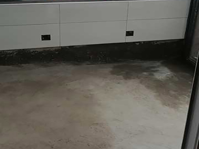 廚房地面防水找平：一般的地面都是不平整的，所以做防水前要先將廚房基面修復好，特別是陰陽角區(qū)域要多注意一些，凹凸不平要找平好?？梢杂苗P子把凸起水泥渣子和雜物鏟掉，凹進去的地方要進行修補、抹平，有裂縫或滲水也需要堵漏修復等。地面修復好后，還要確?；鏇]有任何的灰塵、顆粒和垃圾等等，所以在施工前可以先用水去做清潔，只要濕潤表面即可，不能出現(xiàn)明水。 先做地面的防水，所以先將地面防水涂料調(diào)配好。按一定的比例把防水涂料倒進塑料桶里，先倒入涂料乳液，然后再倒入粉料，用攪拌器將兩者攪拌均勻，呈無顆粒狀態(tài)后靜置三分鐘，消除小氣泡后即可使用。就可以開始涂刷防水漿料了，先要對一些特殊的區(qū)域進行小范圍重點刷涂，特別是地漏、管道周圍、墻面轉(zhuǎn)角處。其然后他地區(qū)可以大面積涂刷第一遍，毛刷浸濕后粘取涂料，往一個方向刷，其涂膜厚度在1mm以內(nèi)，這樣容易干燥，也不易鼓泡、開裂。干燥后就可以用十字交錯方向涂刷第二遍了，避免漏刷，第二天就可以進行閉水試驗。