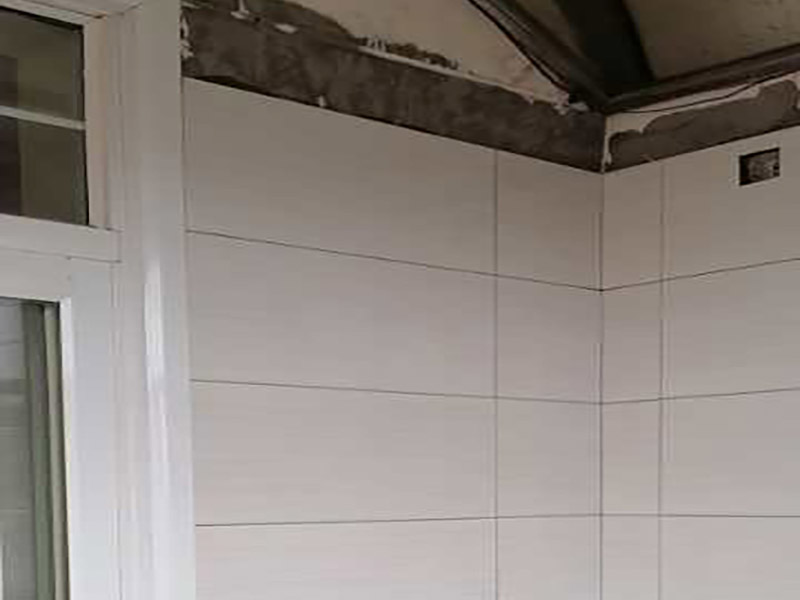 廚房地面防水找平：一般的地面都是不平整的，所以做防水前要先將廚房基面修復好，特別是陰陽角區(qū)域要多注意一些，凹凸不平要找平好?？梢杂苗P子把凸起水泥渣子和雜物鏟掉，凹進去的地方要進行修補、抹平，有裂縫或滲水也需要堵漏修復等。地面修復好后，還要確?；鏇]有任何的灰塵、顆粒和垃圾等等，所以在施工前可以先用水去做清潔，只要濕潤表面即可，不能出現(xiàn)明水。 先做地面的防水，所以先將地面防水涂料調(diào)配好。按一定的比例把防水涂料倒進塑料桶里，先倒入涂料乳液，然后再倒入粉料，用攪拌器將兩者攪拌均勻，呈無顆粒狀態(tài)后靜置三分鐘，消除小氣泡后即可使用。就可以開始涂刷防水漿料了，先要對一些特殊的區(qū)域進行小范圍重點刷涂，特別是地漏、管道周圍、墻面轉(zhuǎn)角處。其然后他地區(qū)可以大面積涂刷第一遍，毛刷浸濕后粘取涂料，往一個方向刷，其涂膜厚度在1mm以內(nèi)，這樣容易干燥，也不易鼓泡、開裂。干燥后就可以用十字交錯方向涂刷第二遍了，避免漏刷，第二天就可以進行閉水試驗。