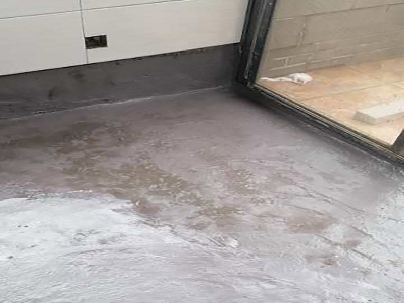 廚房地面防水找平：一般的地面都是不平整的，所以做防水前要先將廚房基面修復好，特別是陰陽角區(qū)域要多注意一些，凹凸不平要找平好。可以用鏟子把凸起水泥渣子和雜物鏟掉，凹進去的地方要進行修補、抹平，有裂縫或滲水也需要堵漏修復等。地面修復好后，還要確保基面沒有任何的灰塵、顆粒和垃圾等等，所以在施工前可以先用水去做清潔，只要濕潤表面即可，不能出現(xiàn)明水。 先做地面的防水，所以先將地面防水涂料調(diào)配好。按一定的比例把防水涂料倒進塑料桶里，先倒入涂料乳液，然后再倒入粉料，用攪拌器將兩者攪拌均勻，呈無顆粒狀態(tài)后靜置三分鐘，消除小氣泡后即可使用。就可以開始涂刷防水漿料了，先要對一些特殊的區(qū)域進行小范圍重點刷涂，特別是地漏、管道周圍、墻面轉(zhuǎn)角處。其然后他地區(qū)可以大面積涂刷第一遍，毛刷浸濕后粘取涂料，往一個方向刷，其涂膜厚度在1mm以內(nèi)，這樣容易干燥，也不易鼓泡、開裂。干燥后就可以用十字交錯方向涂刷第二遍了，避免漏刷，第二天就可以進行閉水試驗。