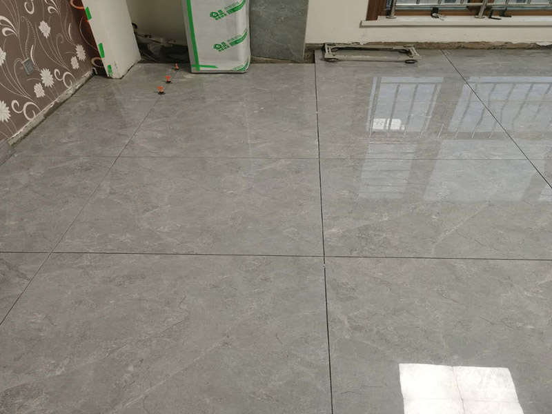 地磚墻磚鋪貼方案：在鋪貼墻磚之前，需要對其進(jìn)行基層處理。先將基層表面的灰塵和污漬清理干凈，然后在將其表面的膩?zhàn)訉雍屯苛蠈尤コ蓛?。同時(shí)，還應(yīng)對基層的平整度進(jìn)行檢查，如果基層不平，則還需要用水泥砂漿找平，否則會(huì)影響墻磚的鋪貼效果?；鶎忧謇砀蓛艉?，還不能直接鋪設(shè)墻磚，而是要先在墻體四周用墨線彈出幾條標(biāo)高控制線，并在地面彈出十字線，控制好每塊地磚的尺寸。調(diào)制好粘結(jié)劑之后，就可以開始準(zhǔn)備鋪貼墻磚了。在鋪貼前，要對墻磚產(chǎn)品表面的灰塵和污垢進(jìn)行清理。處理干凈后，便可將事先配置好的漿料涂抹在瓷磚背面，注意在涂抹漿料的時(shí)候要涂的均勻和飽滿。將涂抹了漿料的墻磚按照之前預(yù)鋪的花紋樣式進(jìn)行鋪貼，鋪貼平整之后，再用橡膠錘子將其拍平鋪實(shí)，增強(qiáng)其穩(wěn)定性。同時(shí)，在這個(gè)過程中，還可稍微的轉(zhuǎn)動(dòng)一下墻磚，讓瓷磚背面與漿料充分接觸，緊密融合。