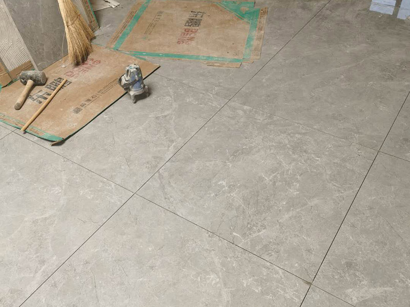 地磚墻磚鋪貼方案：在鋪貼墻磚之前，需要對其進(jìn)行基層處理。先將基層表面的灰塵和污漬清理干凈，然后在將其表面的膩?zhàn)訉雍屯苛蠈尤コ蓛?。同時(shí)，還應(yīng)對基層的平整度進(jìn)行檢查，如果基層不平，則還需要用水泥砂漿找平，否則會(huì)影響墻磚的鋪貼效果。基層清理干凈后，還不能直接鋪設(shè)墻磚，而是要先在墻體四周用墨線彈出幾條標(biāo)高控制線，并在地面彈出十字線，控制好每塊地磚的尺寸。調(diào)制好粘結(jié)劑之后，就可以開始準(zhǔn)備鋪貼墻磚了。在鋪貼前，要對墻磚產(chǎn)品表面的灰塵和污垢進(jìn)行清理。處理干凈后，便可將事先配置好的漿料涂抹在瓷磚背面，注意在涂抹漿料的時(shí)候要涂的均勻和飽滿。將涂抹了漿料的墻磚按照之前預(yù)鋪的花紋樣式進(jìn)行鋪貼，鋪貼平整之后，再用橡膠錘子將其拍平鋪實(shí)，增強(qiáng)其穩(wěn)定性。同時(shí)，在這個(gè)過程中，還可稍微的轉(zhuǎn)動(dòng)一下墻磚，讓瓷磚背面與漿料充分接觸，緊密融合。