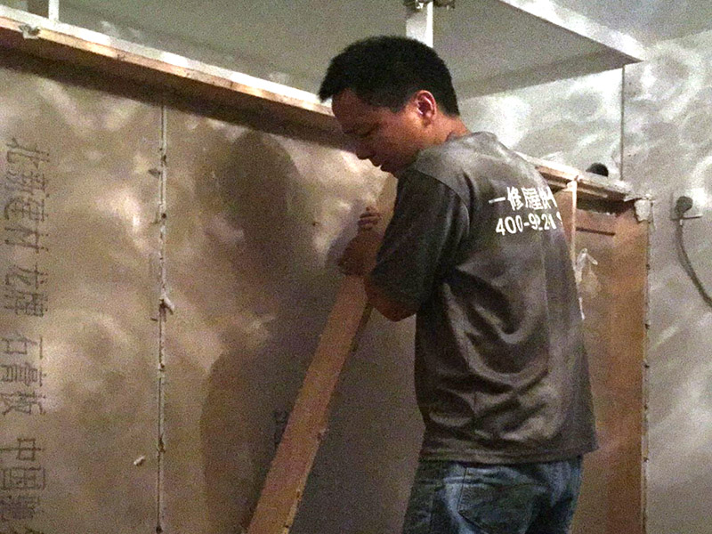 柜體拆除裝修：理拆除，別蠻干，最大限度的降低因彌補(bǔ)拆除所造成的投資增加問題；地面剔鑿工具避免垂直敲擊樓板，會(huì)對(duì)樓板造成傷害。 做好成品保護(hù)，包括需要保留的隔墻、管道、電箱、水電氣表、外窗、地漏、下水管等；有必要對(duì)以上成品進(jìn)行包裹或綁扎；墻面鏟除要徹底，但不能拆壞主體墻；