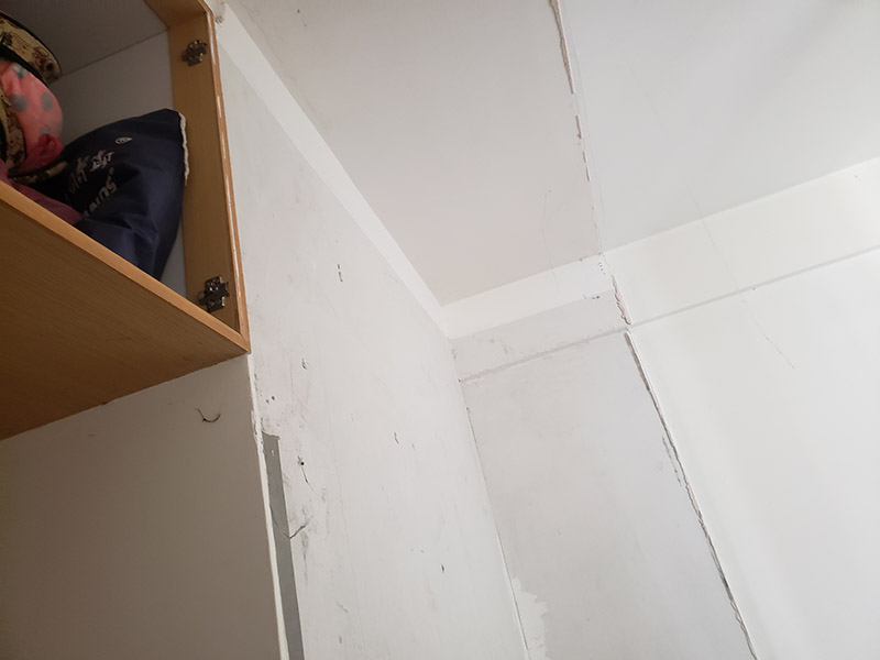 柜子拆除方案：首先把衣柜里面的衣服等東西收拾出來。 2.把衣柜里面活動的零件全部拿出來,比如襪子盒、掛衣桿等。 3.把衣柜的門上的折頁用螺絲刀寫下來。 4.如果有活動門,比如推拉門,這樣的部件也要先卸下來。 5.衣柜上有螺絲釘?shù)牟课?用螺絲擰下來,拆除。