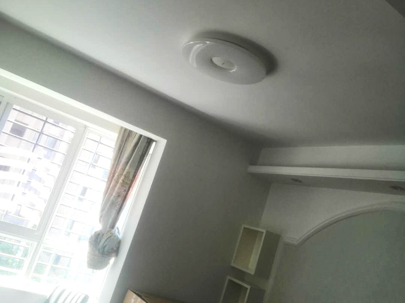 浴室柜及燈具安裝：安裝前，檢查零配件是否齊全。安裝三角閥，確保冷熱進(jìn)水管保持齊平。測量距離，安裝下水管。涂抹膠水要均勻，確保管與管間連接緊密。安裝柜角，看所有角是否在同一水平。裝好后可做適當(dāng)?shù)恼{(diào)整。將浴室柜靠墻放好?？催M(jìn)出水管位置是否得當(dāng)，不合適時需做一定改動。安裝臺盆的龍頭。龍頭最好與浴室柜配套購買，這樣出水角度較為適合。用螺母固定臺盆龍頭。固定時一只手要扶好龍頭，以免裝好后位置偏離。將裝好龍頭的臺盆放在浴室柜上，調(diào)整位置到最佳為止。連接臺盆的進(jìn)出水管及下水，長度適當(dāng)，位置合理。裝好柜體的把手，并進(jìn)行適