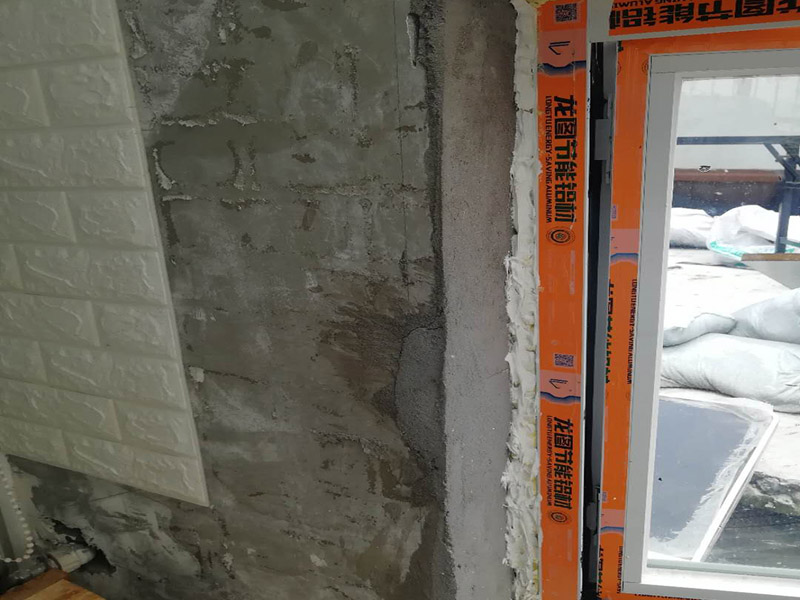 窗戶安裝墻面防水：在室內(nèi)的話，一般是不做防水處理的，因?yàn)?，如果外面漏水的話，在里面在防水的效果不會太理想的。但從防潮的角度來看，室?nèi)做防水處理還是有好處的，要打玻璃膠或在外面做防水，那么防水效果會更好。 1.清理窗框周邊，查找滲漏縫隙，分析滲漏原因。 2.對于墻體內(nèi)部存在空穴的部位，根據(jù)具體情況考慮化學(xué)灌漿或填充其它彈性防水材料。     3.清理縫隙表面，其表面不應(yīng)有油污，浮塵等隔離物。  4.在窗框周邊縫隙內(nèi)嵌填彈性密封材料。   5.試水檢驗(yàn)防水效果。