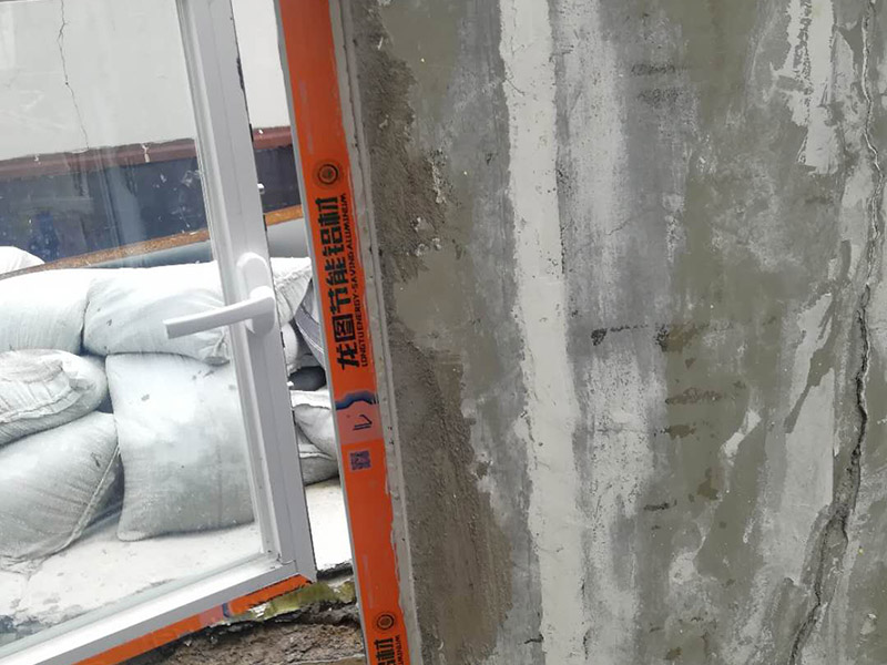 窗戶安裝墻面防水：在室內(nèi)的話，一般是不做防水處理的，因?yàn)?，如果外面漏水的話，在里面在防水的效果不會太理想的。但從防潮的角度來看，室?nèi)做防水處理還是有好處的，要打玻璃膠或在外面做防水，那么防水效果會更好。 1.清理窗框周邊，查找滲漏縫隙，分析滲漏原因。 2.對于墻體內(nèi)部存在空穴的部位，根據(jù)具體情況考慮化學(xué)灌漿或填充其它彈性防水材料。     3.清理縫隙表面，其表面不應(yīng)有油污，浮塵等隔離物。  4.在窗框周邊縫隙內(nèi)嵌填彈性密封材料。   5.試水檢驗(yàn)防水效果。