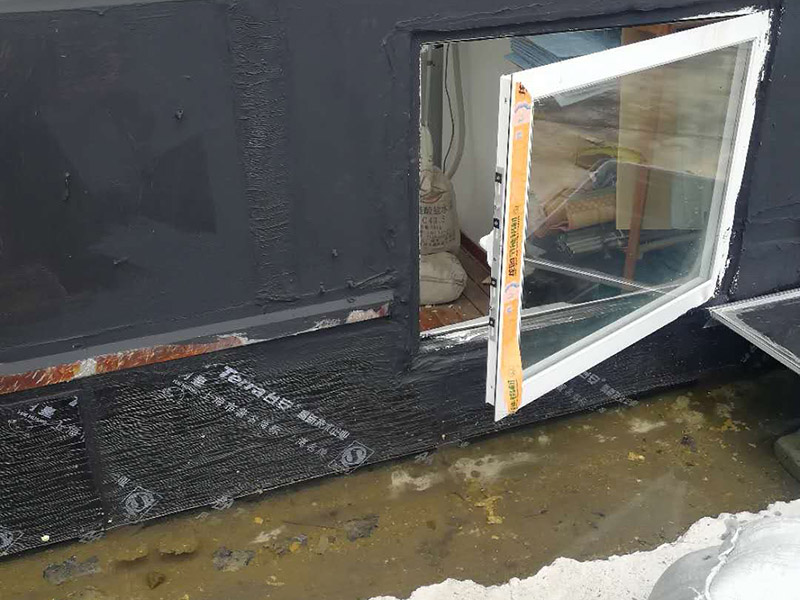 窗戶安裝墻面防水：在室內(nèi)的話，一般是不做防水處理的，因?yàn)?，如果外面漏水的話，在里面在防水的效果不會太理想的。但從防潮的角度來看，室?nèi)做防水處理還是有好處的，要打玻璃膠或在外面做防水，那么防水效果會更好。 1.清理窗框周邊，查找滲漏縫隙，分析滲漏原因。 2.對于墻體內(nèi)部存在空穴的部位，根據(jù)具體情況考慮化學(xué)灌漿或填充其它彈性防水材料。     3.清理縫隙表面，其表面不應(yīng)有油污，浮塵等隔離物。  4.在窗框周邊縫隙內(nèi)嵌填彈性密封材料。   5.試水檢驗(yàn)防水效果。