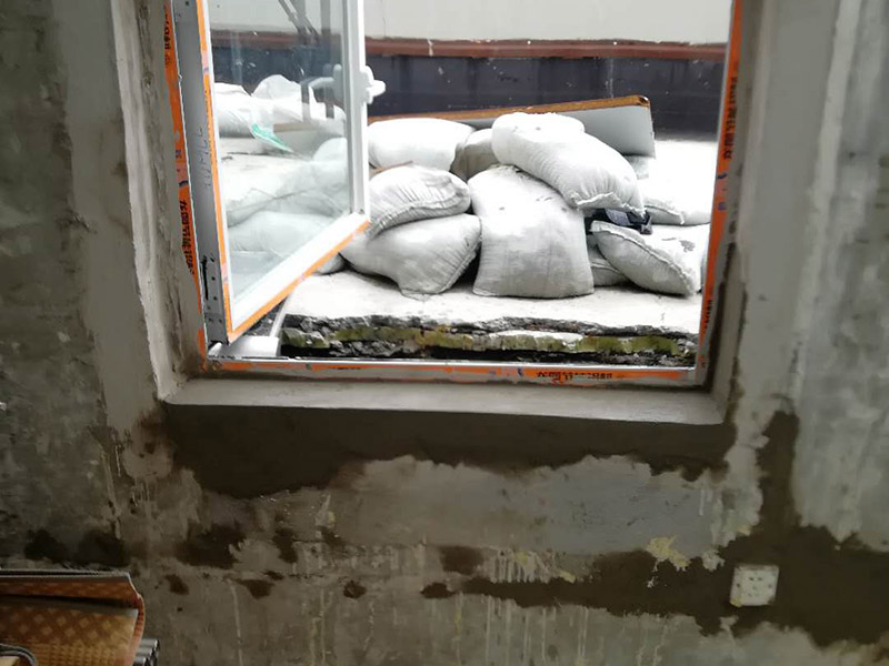 窗戶安裝墻面防水：在室內(nèi)的話，一般是不做防水處理的，因?yàn)?，如果外面漏水的話，在里面在防水的效果不會太理想的。但從防潮的角度來看，室?nèi)做防水處理還是有好處的，要打玻璃膠或在外面做防水，那么防水效果會更好。 1.清理窗框周邊，查找滲漏縫隙，分析滲漏原因。 2.對于墻體內(nèi)部存在空穴的部位，根據(jù)具體情況考慮化學(xué)灌漿或填充其它彈性防水材料。     3.清理縫隙表面，其表面不應(yīng)有油污，浮塵等隔離物。  4.在窗框周邊縫隙內(nèi)嵌填彈性密封材料。   5.試水檢驗(yàn)防水效果。