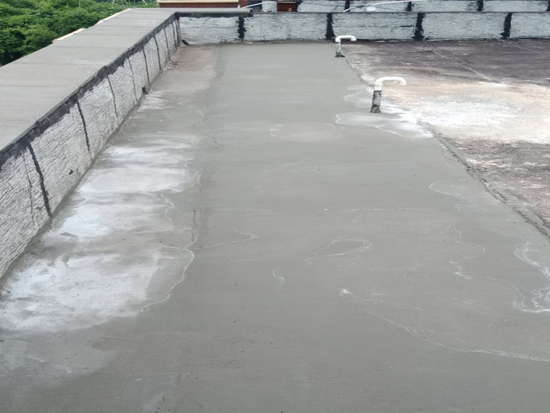 樓頂防水施工：樓頂防水施工之前，首先要確定樓頂是否能夠正常排水，如果可以才能進(jìn)行防水施工；若樓頂設(shè)有比較多的漏水點(diǎn)，可以先在樓頂鋪一層卷材防水材料，鋪完別忘了還要再鋪一層保護(hù)層;在樓頂出現(xiàn)裂縫的情況下，應(yīng)先用堵漏材料修補(bǔ)裂縫，然后在裂縫四周涂抹一層水泥基防水涂料，再用水泥砂漿做一個(gè)保護(hù)層。