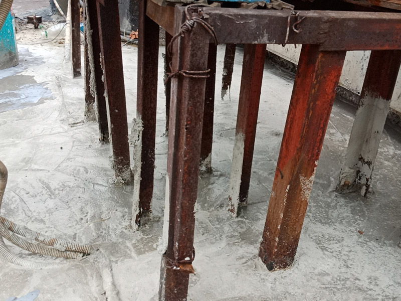 樓頂防水施工：樓頂防水施工之前，首先要確定樓頂是否能夠正常排水，如果可以才能進(jìn)行防水施工；若樓頂設(shè)有比較多的漏水點(diǎn)，可以先在樓頂鋪一層卷材防水材料，鋪完別忘了還要再鋪一層保護(hù)層;在樓頂出現(xiàn)裂縫的情況下，應(yīng)先用堵漏材料修補(bǔ)裂縫，然后在裂縫四周涂抹一層水泥基防水涂料，再用水泥砂漿做一個(gè)保護(hù)層。