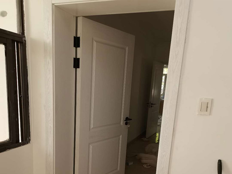 門套更換安裝案例：師傅將木工板裁成等寬大小的尺寸，再做成了這樣的一個門框，這是門套的基本框架，材料一定要選用上好的木工板，門本身的重量，門在日常使用中會有一定的力度，都由門套來承載，一般都會用柳安等結(jié)實的木頭做芯材的木工板，這些木材的硬度較高，螺絲不容易松動，這樣門不容易下垂。用電錘在墻上打眼，釘上適當(dāng)大小的木鍥，劃上記號，圓釘穿過門框釘進(jìn)木鍥里，這樣就將門框固定在墻上了。貼面板時，量好尺寸大小，用美工刀在整張面板上裁下所需要的面板。如果是清水油漆，那么必須注意的是，同一扇門所使用的面板的色差一定要接近!