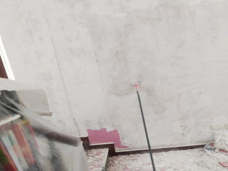 墻面鏟除翻新家具保護：舊墻的基本處理包括清理舊墻面原有的乳膠漆和膩子層的鏟除、木裝修、其他表面裝飾物（如壁紙）的拆除，如果只是裝修了一兩年的墻面，墻面的膩子可以不用鏟除，用鋼刷和砂紙打磨墻面后就可以重新涂刷乳膠漆，如果裝修時間較長的就需要將膩子層鏟除后再進(jìn)行后續(xù)工序。切記舊墻面一定要進(jìn)行處理，不能直接涂刷，粉化嚴(yán)重的墻面要鏟除后，抹上一層白水泥，再進(jìn)行涂刷。 墻面涂刷底漆的作用是抗堿防潮、封固基材、保護面漆，提高面漆的質(zhì)感和遮蓋力。如果沒有刷底漆就直接上面漆的話，時間一長墻面就容易起泡、發(fā)霉，經(jīng)陽光長時間照射也會發(fā)生墻面變色的情況。