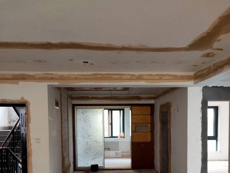 全屋墻面翻新方案：檢查舊房墻面基層問題，對癥下藥施工，如果墻面裝修5年甚至10年以上，墻面有開裂，滲水，起皮或者之前有貼過墻紙的舊房，就需要將原墻紙撕掉，將墻面鏟至毛坯層，做鏟墻施工，如近幾年裝修過的房子，則不需要做鏟墻施工，墻面基層無明顯破損，打磨膩?zhàn)踊蛘咧匦屡文佔(zhàn)?，做乳膠漆施工即可！ 將房中小件物品搬移到柜子，儲(chǔ)物柜等不需要施工的位置，如樓梯間，衛(wèi)生間等，利用專業(yè)的遮蔽保護(hù)膜貼在地面，包裝家具，避免施工期間對家中的物品造成損害和污染。 墻面完全鏟除后，需用打磨機(jī)打磨墻面起到找平的作用，然后做防水界面劑施工，防水施工的目的是防止天氣潮濕或者樓頂漏水，陽臺(tái)滲水導(dǎo)致墻面乳膠漆掉皮，界面劑的作用是為了增強(qiáng)水泥基層的粘接力。