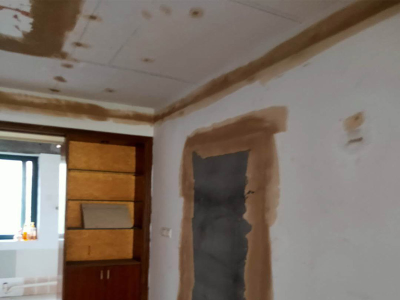 全屋墻面翻新方案：檢查舊房墻面基層問題，對癥下藥施工，如果墻面裝修5年甚至10年以上，墻面有開裂，滲水，起皮或者之前有貼過墻紙的舊房，就需要將原墻紙撕掉，將墻面鏟至毛坯層，做鏟墻施工，如近幾年裝修過的房子，則不需要做鏟墻施工，墻面基層無明顯破損，打磨膩?zhàn)踊蛘咧匦屡文佔(zhàn)?，做乳膠漆施工即可！ 將房中小件物品搬移到柜子，儲(chǔ)物柜等不需要施工的位置，如樓梯間，衛(wèi)生間等，利用專業(yè)的遮蔽保護(hù)膜貼在地面，包裝家具，避免施工期間對家中的物品造成損害和污染。 墻面完全鏟除后，需用打磨機(jī)打磨墻面起到找平的作用，然后做防水界面劑施工，防水施工的目的是防止天氣潮濕或者樓頂漏水，陽臺(tái)滲水導(dǎo)致墻面乳膠漆掉皮，界面劑的作用是為了增強(qiáng)水泥基層的粘接力。