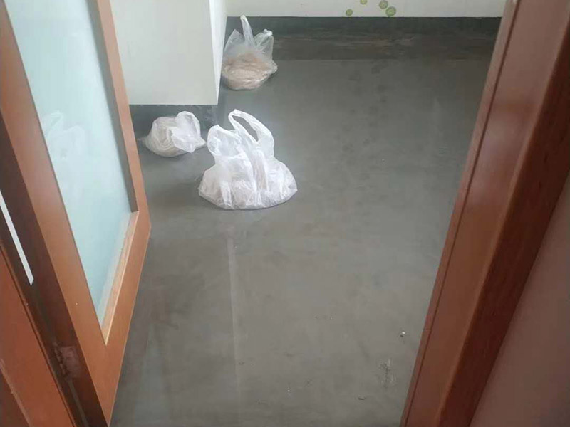 廁所地面閉水試驗(yàn)：防水施工完成，24小時(shí)后可做閉水試驗(yàn)；把地漏和管道口周邊進(jìn)行暫時(shí)封堵；在門(mén)口砌20CM高的擋墻；開(kāi)始蓄水，深度5-20厘米，做好水位標(biāo)記；蓄水時(shí)間48～72小時(shí)；第一天閉水后，看水位線(xiàn)是否有明顯下降，如果有，請(qǐng)及時(shí)檢查樓下屋頂和管道周邊是否有滲漏，如果沒(méi)有，繼續(xù)閉水；第三天閉水完畢，全面檢查樓下天花板和屋頂管道周邊。完全合格后進(jìn)行下一道工序。