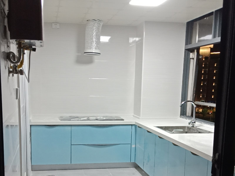 陽臺改廚房裝修:陽臺是家居環(huán)境中與外界相連最為密切的一個(gè)區(qū)域了，如果想要將其改造成廚房，那首先就要做好它的防水措施。要是防水不做好，樓下的鄰居就要來投訴了。 陽臺改廚房的防水措施主要是窗戶和地面的防水，特別是窗戶，所以在安裝窗戶時(shí)一定要選擇質(zhì)量過關(guān)的窗戶材料;還要注意把握好窗戶與窗框的尺寸，在滿足窗戶開關(guān)順暢的情況下，做好窗戶的密封性，這樣才能起到有效的防水作用。 陽臺改廚房裝修更要注意水、電、氣走線改造，雖然將陽臺打造成廚房，不僅高效利用了家居生活空間，也使得室內(nèi)的空間變得更為寬敞了;但是在陽臺廚房的打造中水、電、氣的走線問題是相當(dāng)重要的，要以方便使用為原則。 陽臺的面積都是不大的，而廚房內(nèi)的必要設(shè)施卻不少，想要將其容納于陽臺中，那就需要更合理地布置室內(nèi)空了，做到高效利用。