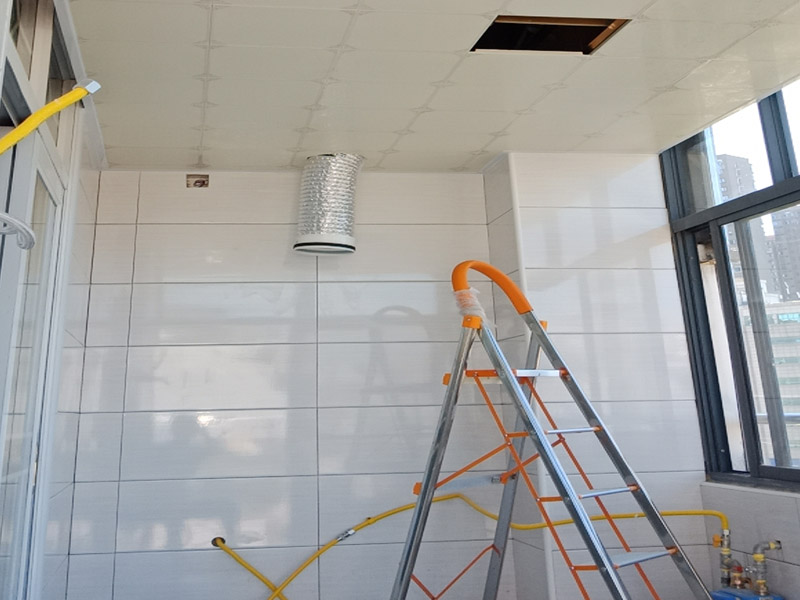 陽臺改廚房裝修:陽臺是家居環(huán)境中與外界相連最為密切的一個(gè)區(qū)域了，如果想要將其改造成廚房，那首先就要做好它的防水措施。要是防水不做好，樓下的鄰居就要來投訴了。 陽臺改廚房的防水措施主要是窗戶和地面的防水，特別是窗戶，所以在安裝窗戶時(shí)一定要選擇質(zhì)量過關(guān)的窗戶材料;還要注意把握好窗戶與窗框的尺寸，在滿足窗戶開關(guān)順暢的情況下，做好窗戶的密封性，這樣才能起到有效的防水作用。 陽臺改廚房裝修更要注意水、電、氣走線改造，雖然將陽臺打造成廚房，不僅高效利用了家居生活空間，也使得室內(nèi)的空間變得更為寬敞了;但是在陽臺廚房的打造中水、電、氣的走線問題是相當(dāng)重要的，要以方便使用為原則。 陽臺的面積都是不大的，而廚房內(nèi)的必要設(shè)施卻不少，想要將其容納于陽臺中，那就需要更合理地布置室內(nèi)空了，做到高效利用。