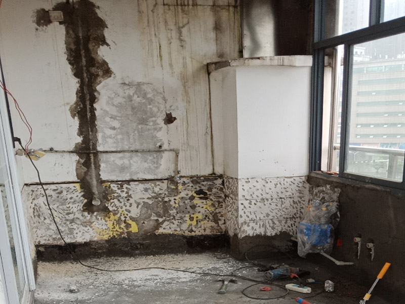 陽臺改廚房裝修:陽臺是家居環(huán)境中與外界相連最為密切的一個(gè)區(qū)域了，如果想要將其改造成廚房，那首先就要做好它的防水措施。要是防水不做好，樓下的鄰居就要來投訴了。 陽臺改廚房的防水措施主要是窗戶和地面的防水，特別是窗戶，所以在安裝窗戶時(shí)一定要選擇質(zhì)量過關(guān)的窗戶材料;還要注意把握好窗戶與窗框的尺寸，在滿足窗戶開關(guān)順暢的情況下，做好窗戶的密封性，這樣才能起到有效的防水作用。 陽臺改廚房裝修更要注意水、電、氣走線改造，雖然將陽臺打造成廚房，不僅高效利用了家居生活空間，也使得室內(nèi)的空間變得更為寬敞了;但是在陽臺廚房的打造中水、電、氣的走線問題是相當(dāng)重要的，要以方便使用為原則。 陽臺的面積都是不大的，而廚房內(nèi)的必要設(shè)施卻不少，想要將其容納于陽臺中，那就需要更合理地布置室內(nèi)空了，做到高效利用。