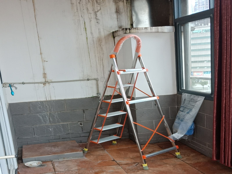 陽臺改廚房裝修:陽臺是家居環(huán)境中與外界相連最為密切的一個(gè)區(qū)域了，如果想要將其改造成廚房，那首先就要做好它的防水措施。要是防水不做好，樓下的鄰居就要來投訴了。 陽臺改廚房的防水措施主要是窗戶和地面的防水，特別是窗戶，所以在安裝窗戶時(shí)一定要選擇質(zhì)量過關(guān)的窗戶材料;還要注意把握好窗戶與窗框的尺寸，在滿足窗戶開關(guān)順暢的情況下，做好窗戶的密封性，這樣才能起到有效的防水作用。 陽臺改廚房裝修更要注意水、電、氣走線改造，雖然將陽臺打造成廚房，不僅高效利用了家居生活空間，也使得室內(nèi)的空間變得更為寬敞了;但是在陽臺廚房的打造中水、電、氣的走線問題是相當(dāng)重要的，要以方便使用為原則。 陽臺的面積都是不大的，而廚房內(nèi)的必要設(shè)施卻不少，想要將其容納于陽臺中，那就需要更合理地布置室內(nèi)空了，做到高效利用。