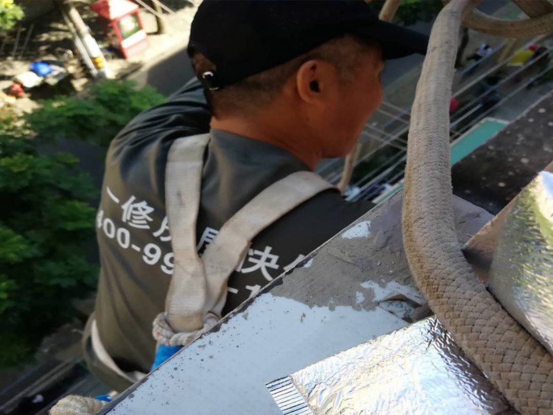 外墻下水管安裝：安裝準(zhǔn)備&rarr;預(yù)制加工&rarr;干管安裝&rarr;立管安裝&rarr;支管安裝&rarr;卡件固定 &rarr;封口堵洞&rarr;閉水試驗(yàn)&rarr;通水試驗(yàn) 首先剔出吊卡孔洞或復(fù)查預(yù)埋件是否合適。清理場地，按需要支搭操作平臺。將預(yù)制好的支管按編號運(yùn)至現(xiàn)場。清除各粘接部位的污物及水分。將支管水平初步吊起，涂抹粘接劑，用力推入預(yù)留管口。