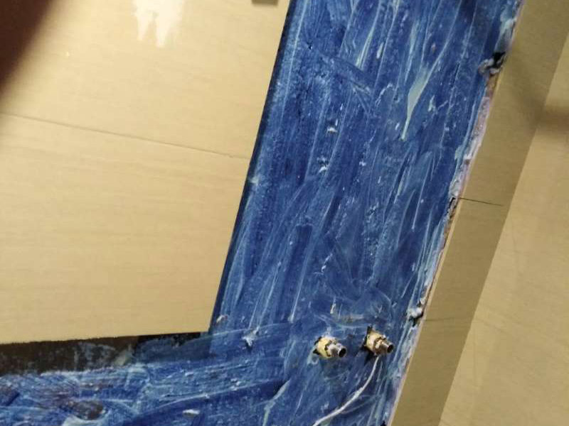 局部改造裝修：首先要對其進(jìn)行檢驗(yàn)，可用鐵棍對墻地面的每塊磚體進(jìn)行敲擊，若是會發(fā)出的聲響比較沉悶，則說明貼得比較牢實(shí)，反之若是出現(xiàn)&ldquo;咚咚&rdquo;的清脆響聲，說明墻地磚沒有鋪貼牢固，存在空鼓。若是空鼓程度比較嚴(yán)重，甚甚至出現(xiàn)晃動和脫落的狀況，建議用相關(guān)器具將水泥砂漿層清理，然后重新涂抹水泥砂漿后鋪貼瓷磚，不過需注意的是，若瓷磚僅是局部脫落，千萬不要用力敲打基礎(chǔ)面上的砂漿，以防震松周圍原本牢固的瓷磚。