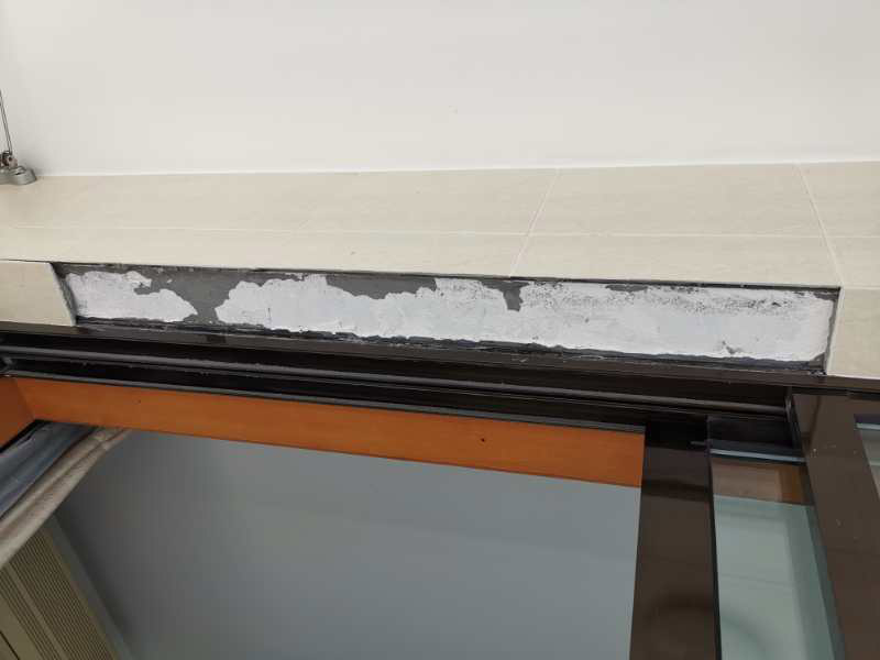 客廳瓷磚修補(bǔ):如果只是瓷磚脫落，砂漿留在墻、地面上沒(méi)有松動(dòng)，解決辦法就是將瓷磚背面和側(cè)面殘留的砂漿刮干凈，然后在瓷磚背面涂上一層均勻的砂漿，并按回原位。如果砂漿和瓷磚一起掉落，處理辦法就是先在墻、地面基礎(chǔ)面上鑿些毛坑，然后在基礎(chǔ)面上一層砂漿，然后將瓷磚壓上去，直至瓷磚固定在上面。 瓷磚脫落一般都是因?yàn)殇佋O(shè)時(shí)用普通水泥砂漿來(lái)粘合，水泥砂漿的粘結(jié)力比較低而且特別容易受環(huán)境因素影響，經(jīng)常會(huì)有瓷磚空鼓甚至脫落現(xiàn)象。如果出現(xiàn)這樣的現(xiàn)象最好換用粘結(jié)力強(qiáng)，具有防水性的瓷磚膠。