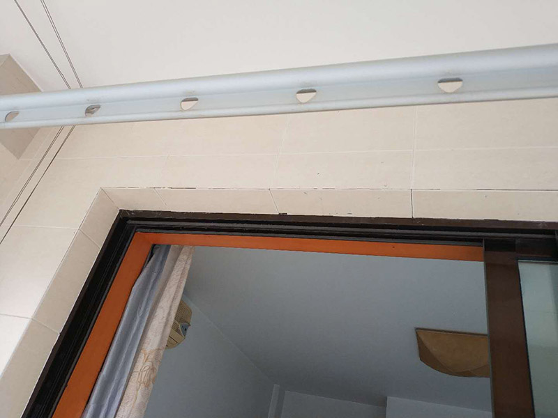 客廳瓷磚修補(bǔ):如果只是瓷磚脫落，砂漿留在墻、地面上沒(méi)有松動(dòng)，解決辦法就是將瓷磚背面和側(cè)面殘留的砂漿刮干凈，然后在瓷磚背面涂上一層均勻的砂漿，并按回原位。如果砂漿和瓷磚一起掉落，處理辦法就是先在墻、地面基礎(chǔ)面上鑿些毛坑，然后在基礎(chǔ)面上一層砂漿，然后將瓷磚壓上去，直至瓷磚固定在上面。 瓷磚脫落一般都是因?yàn)殇佋O(shè)時(shí)用普通水泥砂漿來(lái)粘合，水泥砂漿的粘結(jié)力比較低而且特別容易受環(huán)境因素影響，經(jīng)常會(huì)有瓷磚空鼓甚至脫落現(xiàn)象。如果出現(xiàn)這樣的現(xiàn)象最好換用粘結(jié)力強(qiáng)，具有防水性的瓷磚膠。